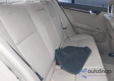 2011 Mercedes-Benz C 300 Luxury 4Matic/Sport 4Matic z USA, uszkodzony, nr VIN WDDGF8BBXBR180490